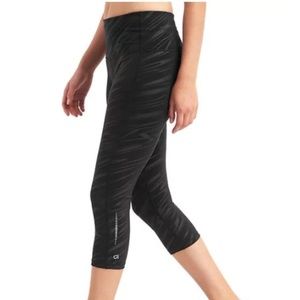 NWT GapFit high rise Blackout print capris